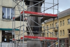 Aliuminis bokštelis prie namo išorės fasado